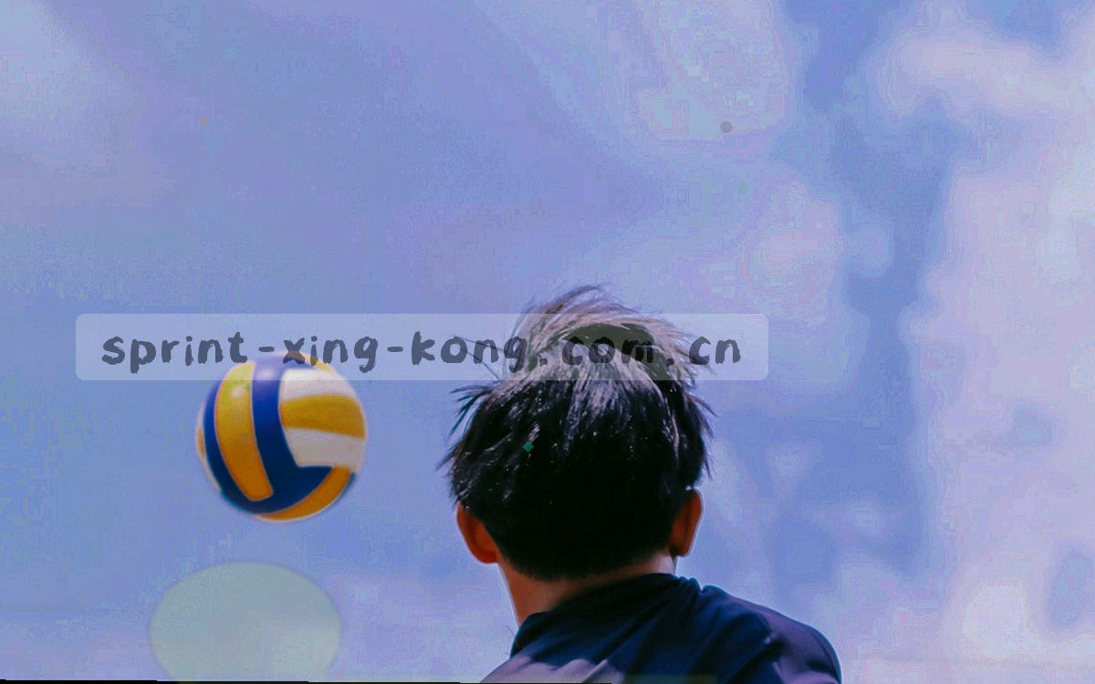 软件界面改版前后的抽象对照示意，用线条与色块表达布局变化